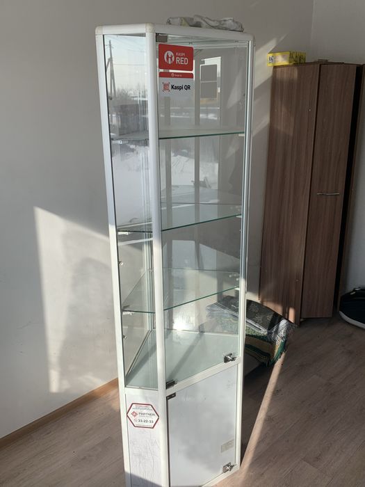 Продам ветрину угловая