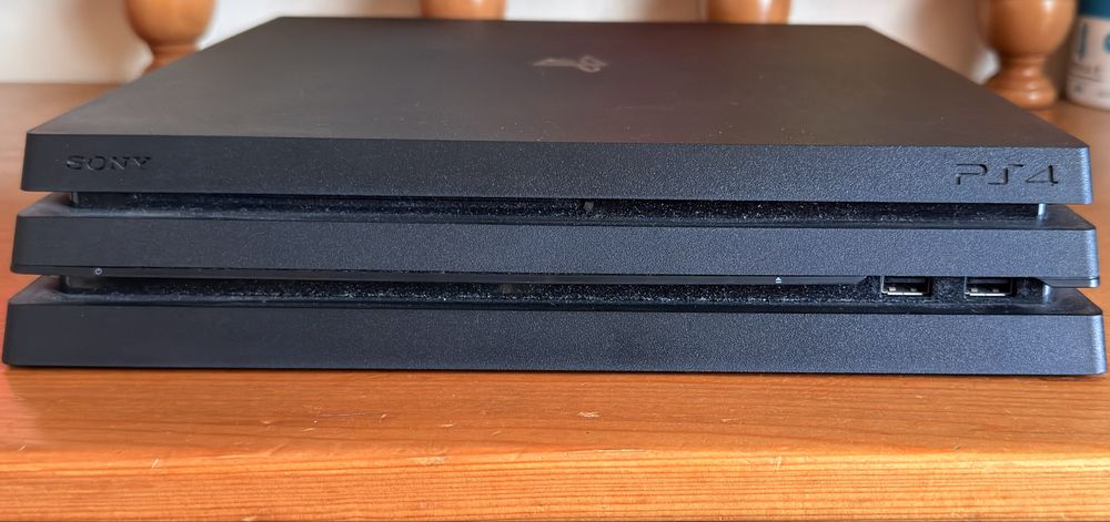 Ps 4 pro foarte putin folosit+controller original+ssd 1 tb