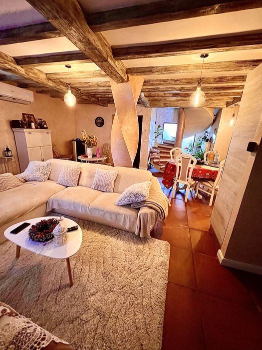 Vand casa deosebita,finalizata 95la suta .