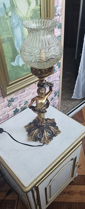 ПРОДАВАМ класическа нощна лампа.
