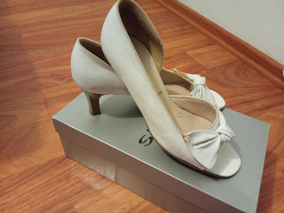 Vand pantofi marimea 38 , albi , piele naturala - 30 lei