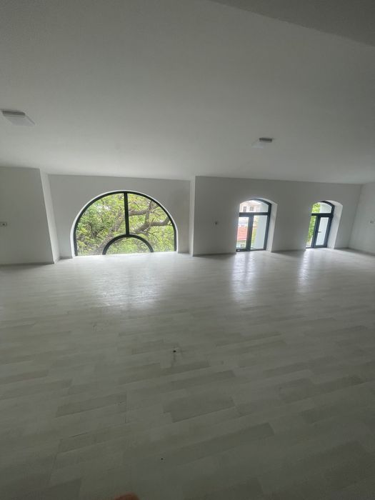 Сдам здание более  1200 кв м 3 этажа в центре города