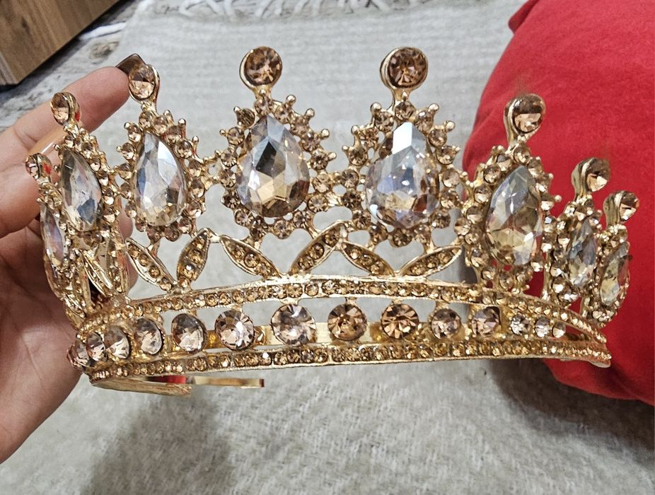 Корона с камъни за глава