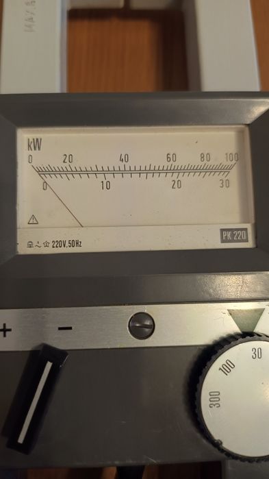 Продавам стар клещови стрелкови измервателен уред ватметър PK220