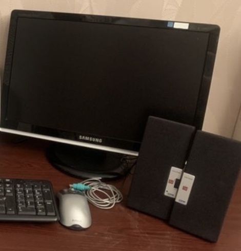 Компьютерный монитор с дополнительными аксессуарами