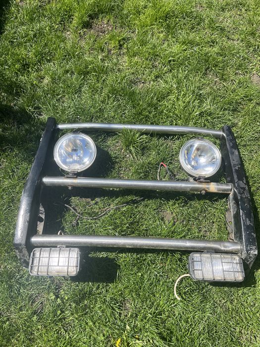 Bullbar / bara protectie- scut- universal cu 8 proiectoare incluse