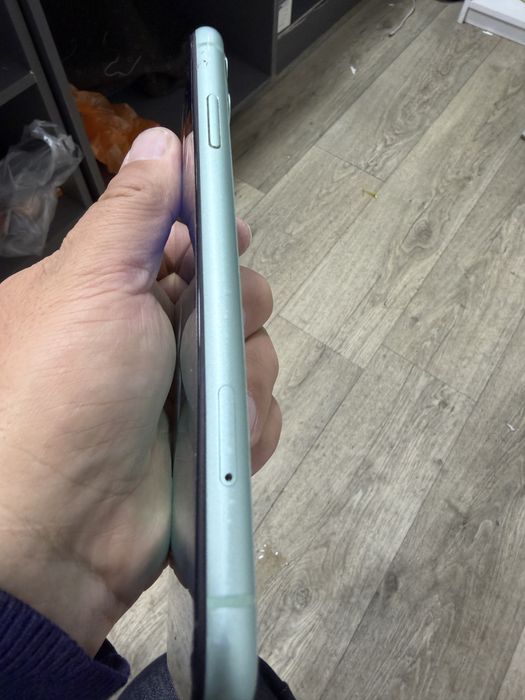 Продам Айфон 11. Кнопка включение не работает.