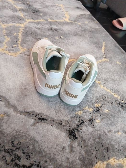 Vând adidași purtați