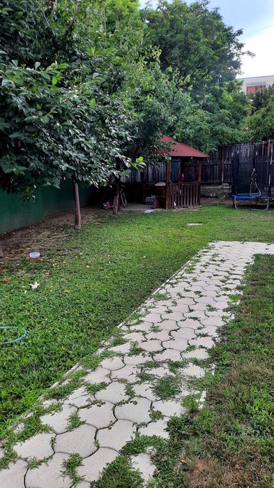 Casă de vânzare cu doua apartamente