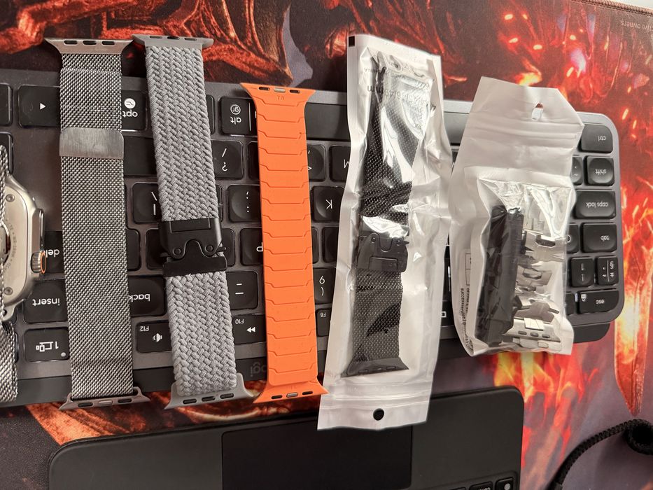 Apple watch Ultra 85% много добро състояние с 6 каишки. Пълен комплект