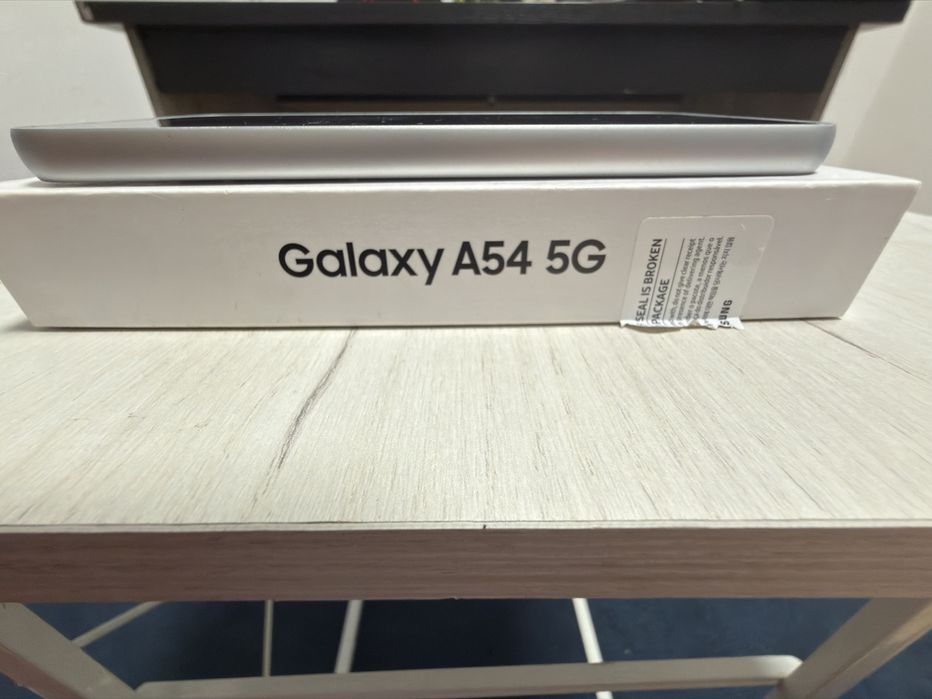 Samsung a54 5g в отлично състояние 128gb със оригинално зарядно 45w