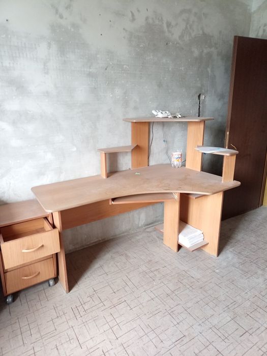 Продам столы компьютерные угловые 2шт