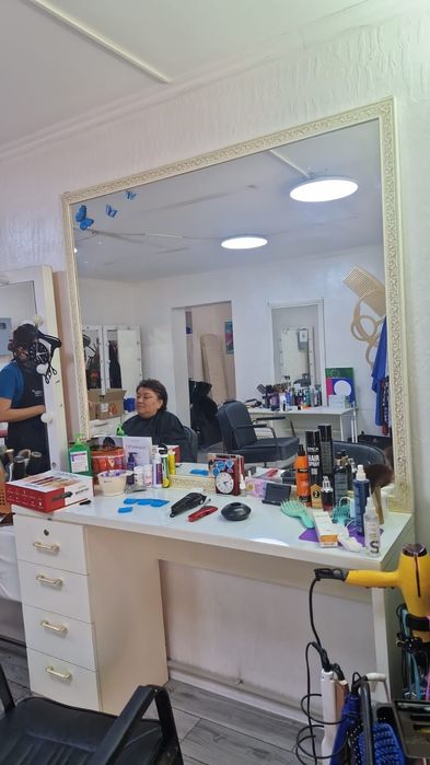 Парикмахерский стол  и кресло