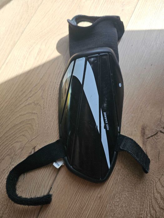 Aparatori Nike Charge