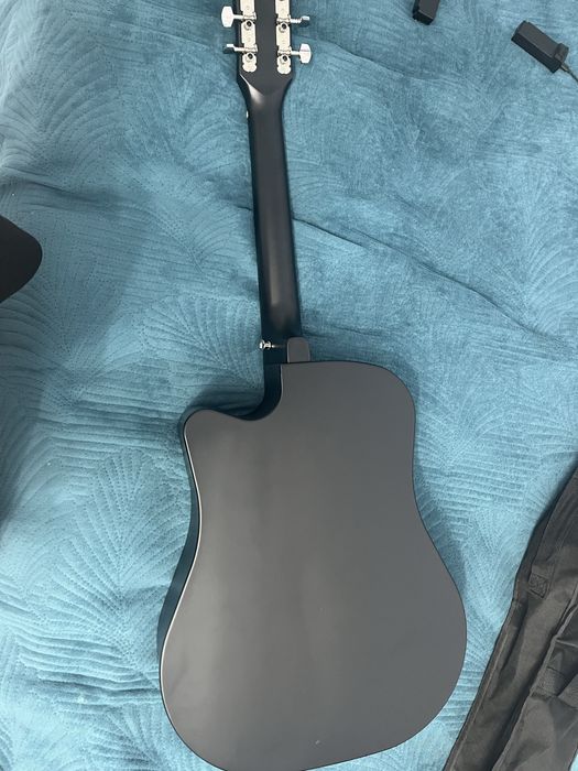 акустическая гитара.