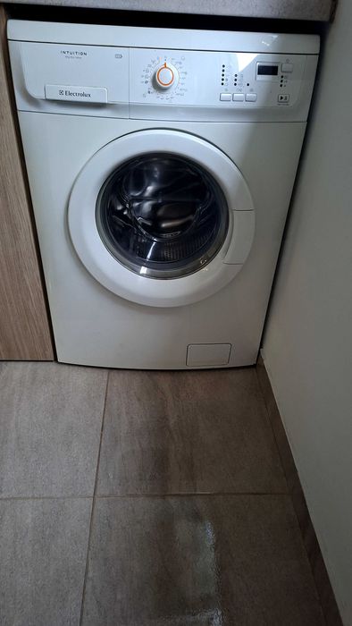 Продавам пералня електролукс