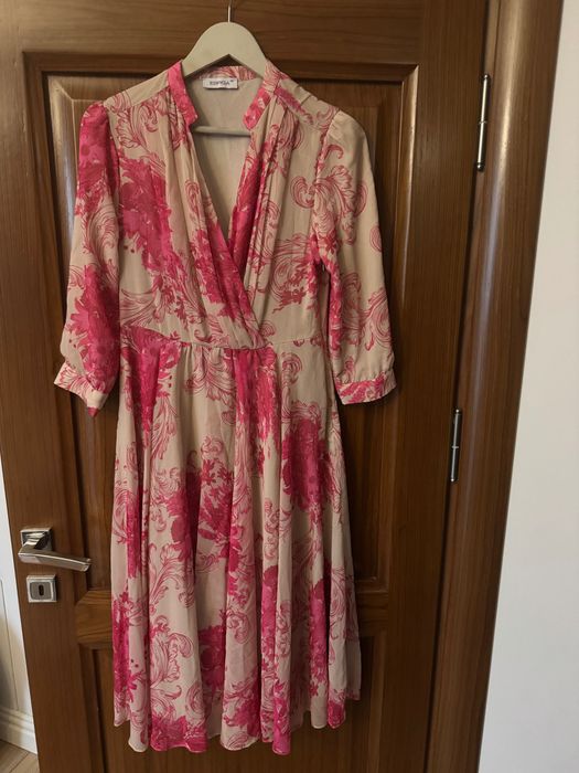 Елегантна розова рокля в розов цвят