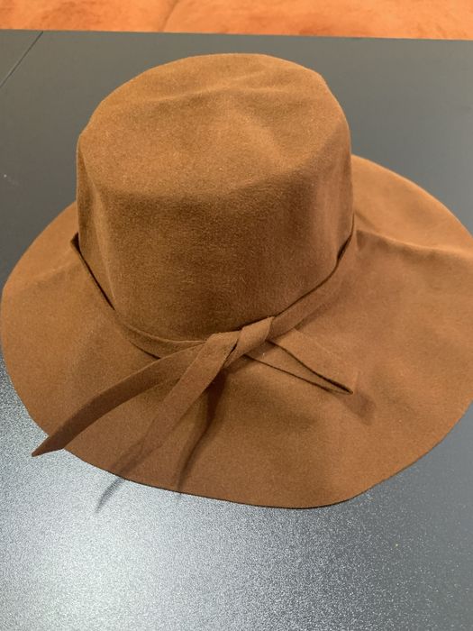 Дамски шапки-със периферия и барета