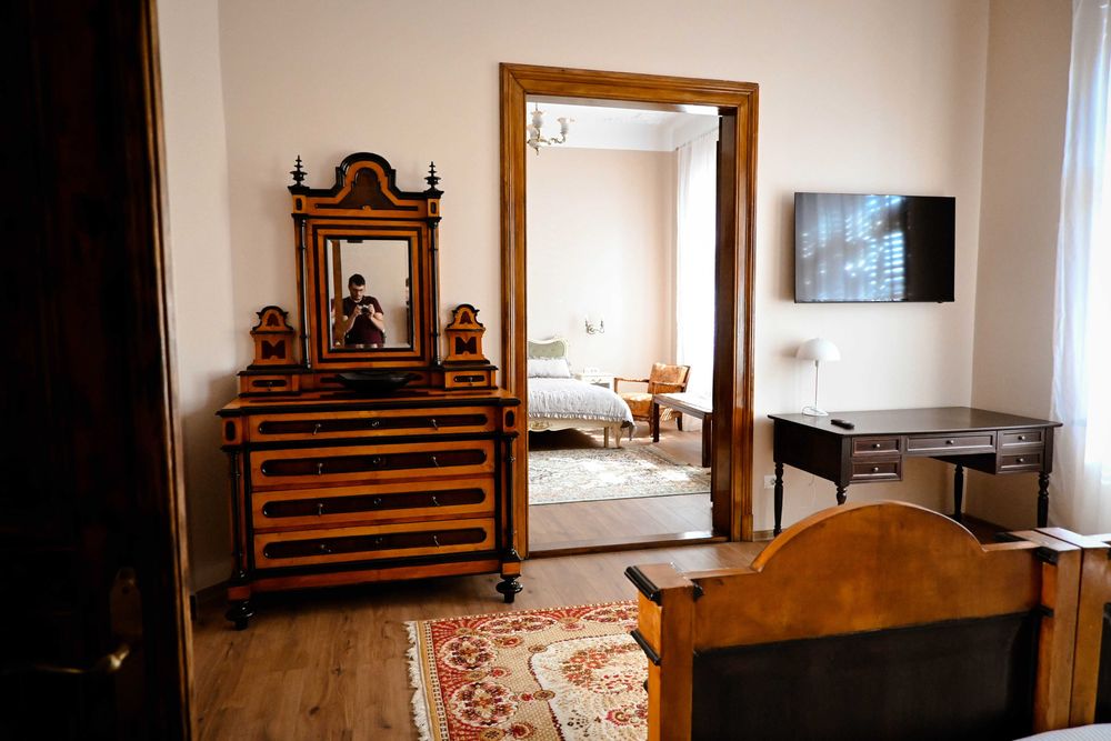 Ofer spre inchiriere casa nou renovata. 160 mp. Central. Lugoj.