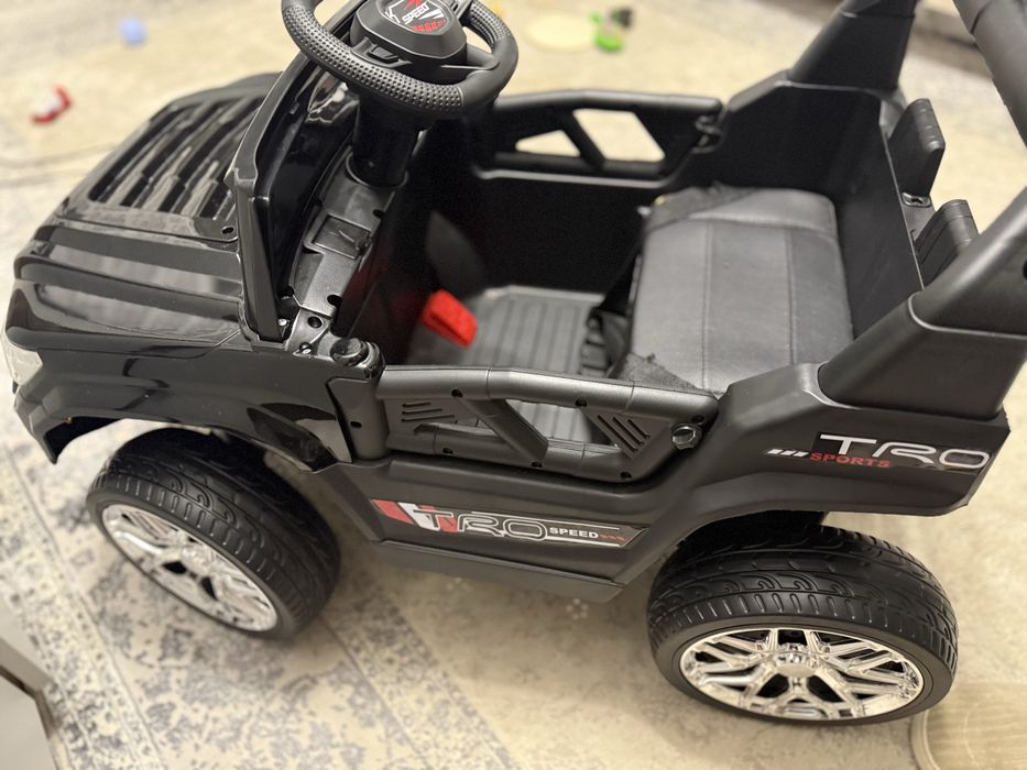 Продам машинка электроавтомобиль черный