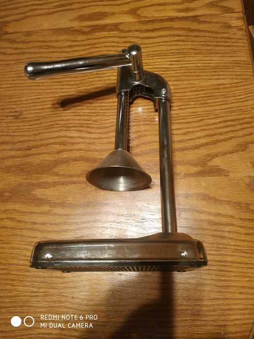 Presa manuala pentru fructe