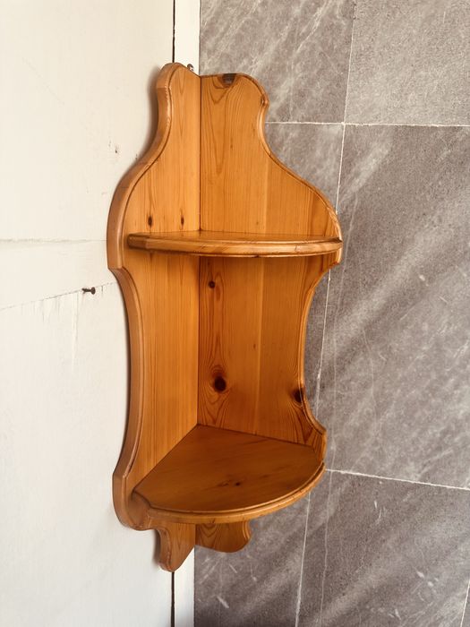 Ъглова дървена етажерка от масив – 90 см