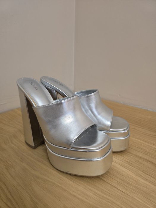 Сребърни обувки и чанта