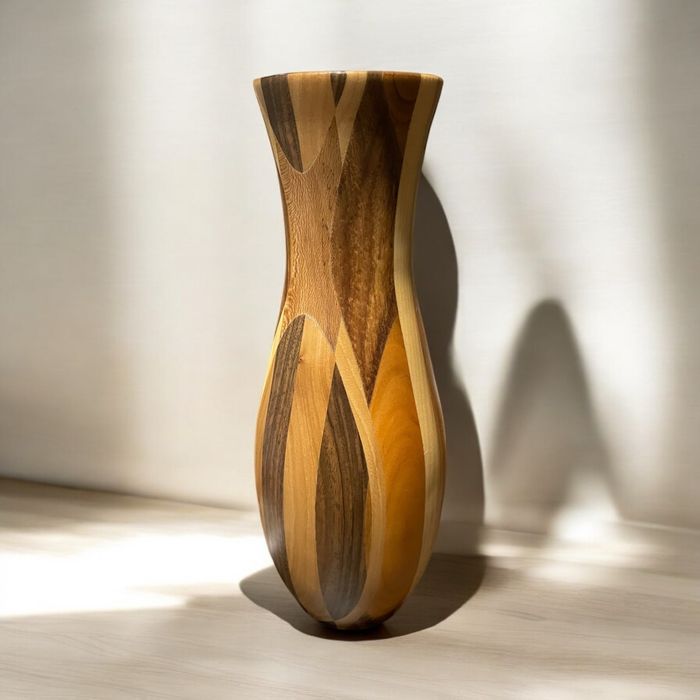 Уникални ръчно изработени вази от дърво и епоксидна смола