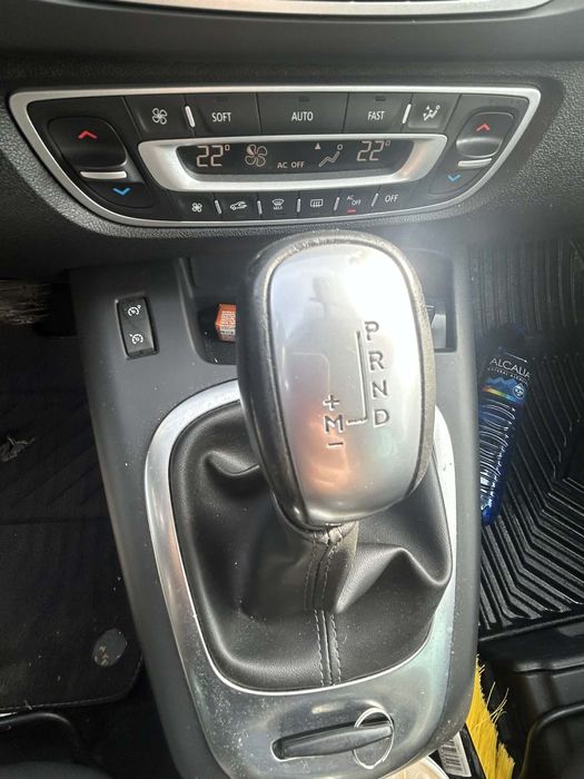 Renault Megane Scenic LIMITED
7 locuri
Renault Megane Scenic LIMITED
7