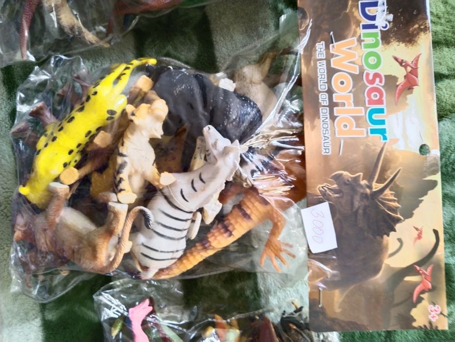 Продам игрушку динозаврики