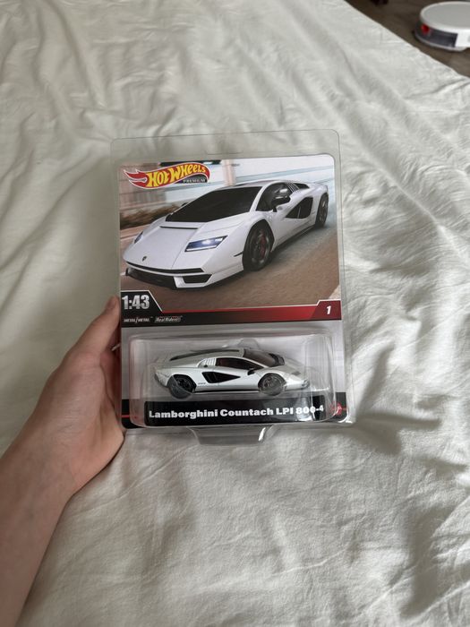 Hot Wheels Lamborghini Countach 1/43