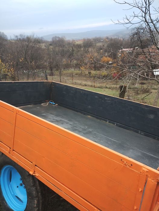 Tractoras 4x4 cu remorca si balotiera + remorcă basculabila cu o axa