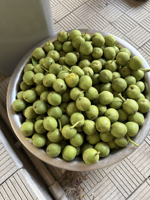 Орехи грецкие. Зеленые на варенье