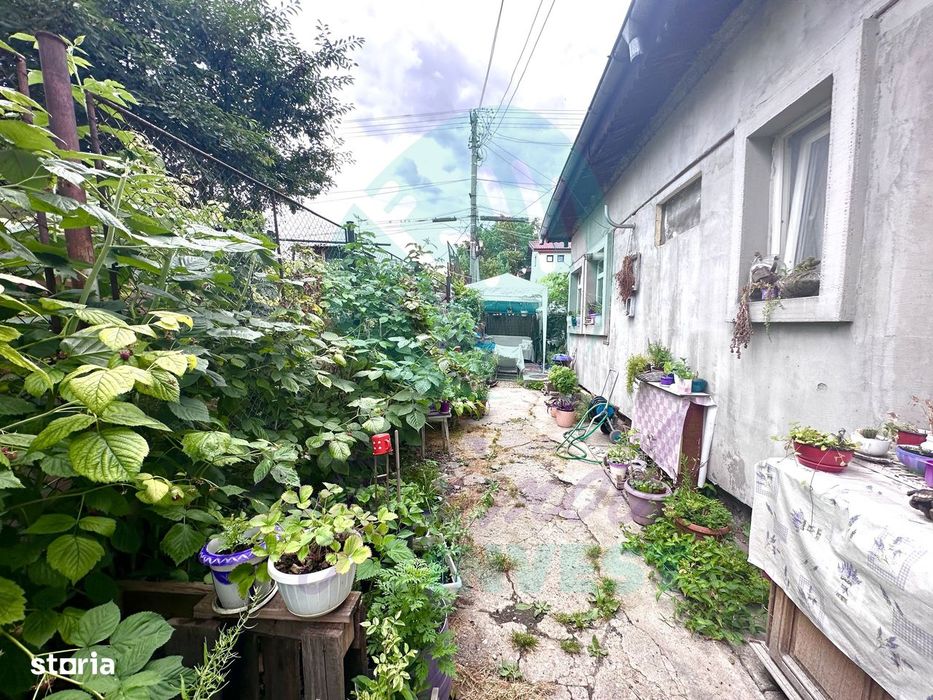 Teren de 250 mp cu casa -  la o distanta de 7 minute de statia de metr