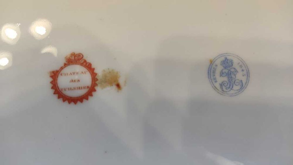 Порцеланова съд Sevres с бронзова рамка в стил Луи ХVI