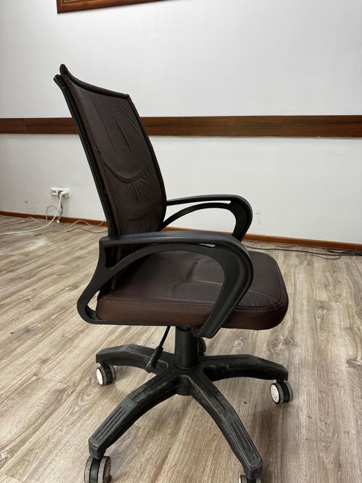 Продам 2 кресла руководителя и обычное