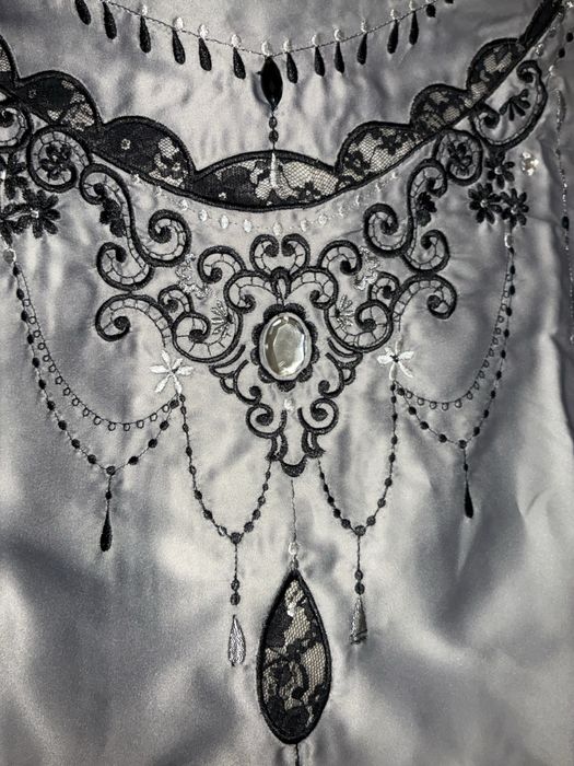 Lenjerie de pat satinata cu pietre, broderie si dantela