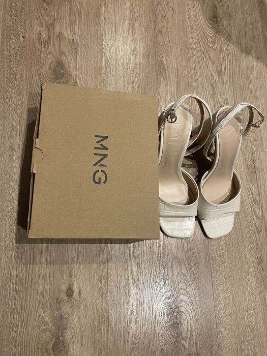 Босоножки на каблуке