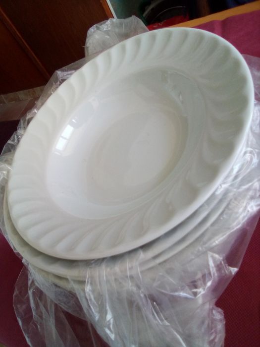 Бълг.порцелан, 6 чинии, ножове,купи,винен сервиз