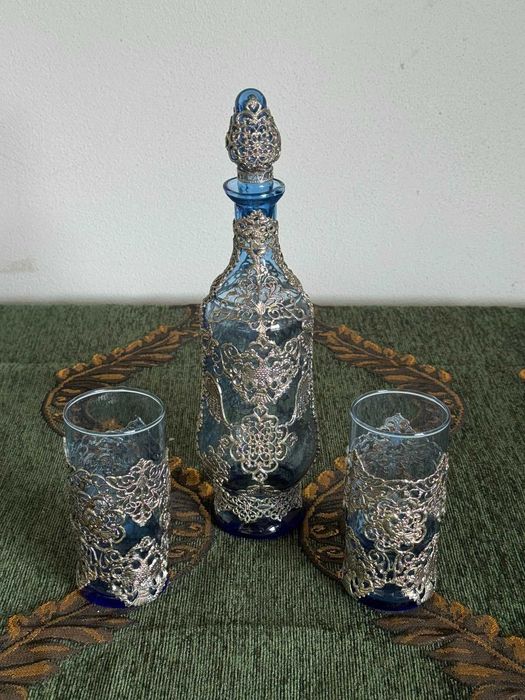 Set vintage pentru lichior din sticlă albastră cu filigran metalic