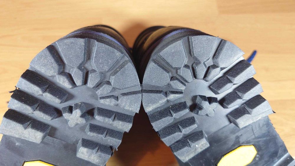 Bocanci tehnici Hanwag Cima, mărimea 42, compatibile cu colțari, cusături duble, vibram