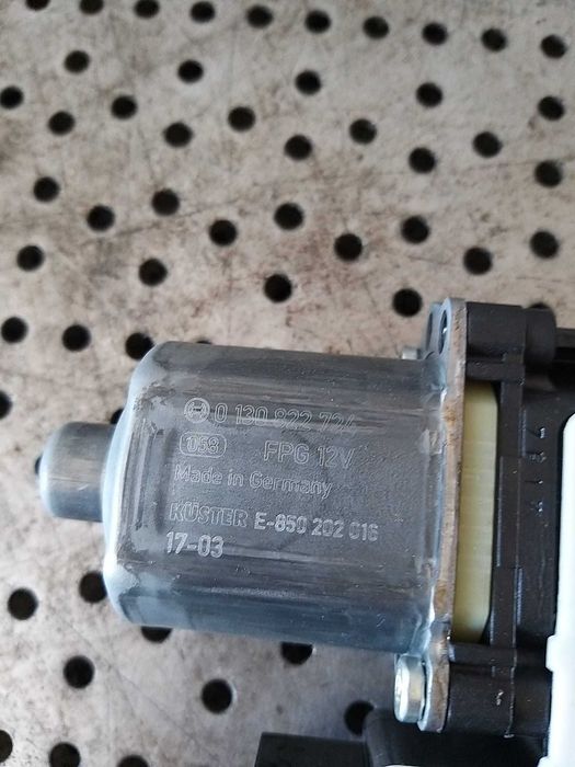 Motoras macara dreapta spate skoda octavia 3 5e 0130822724 5q0959812a