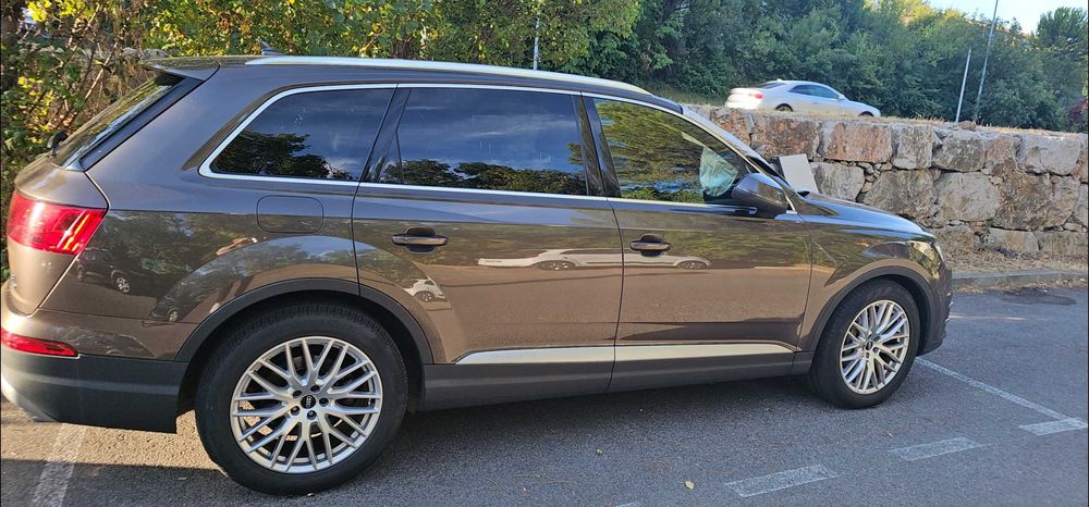 Vând Audi Q7 tdi anul 2017 cinci locuri