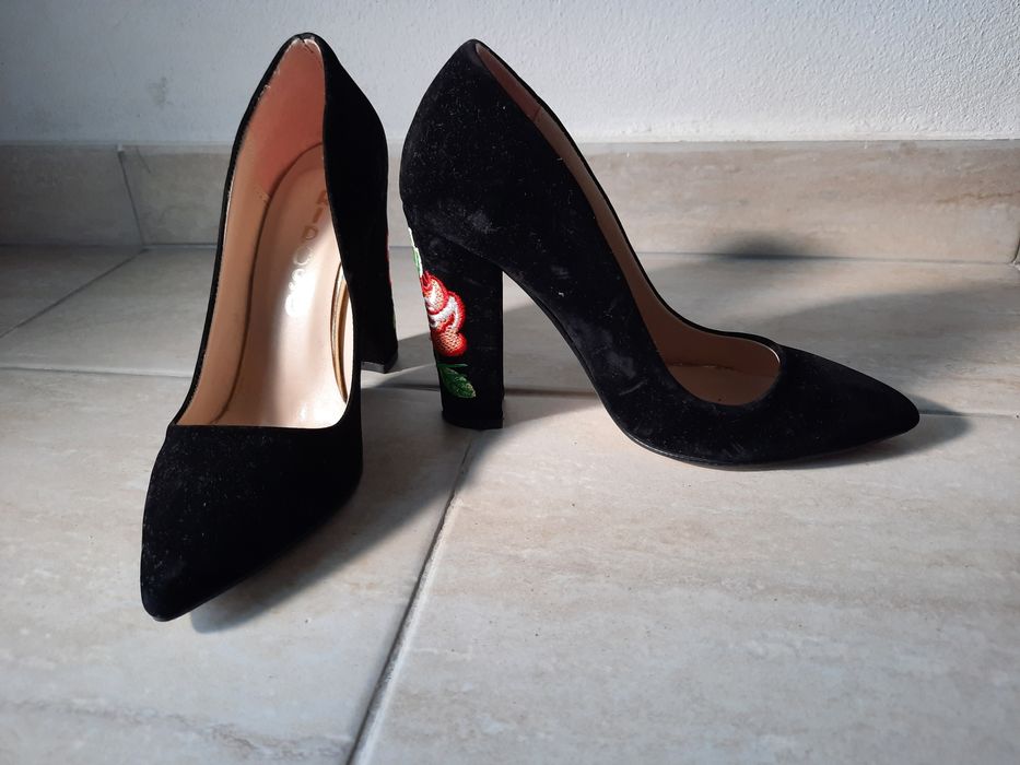 Pantofii stiletto cu broderie pe toc