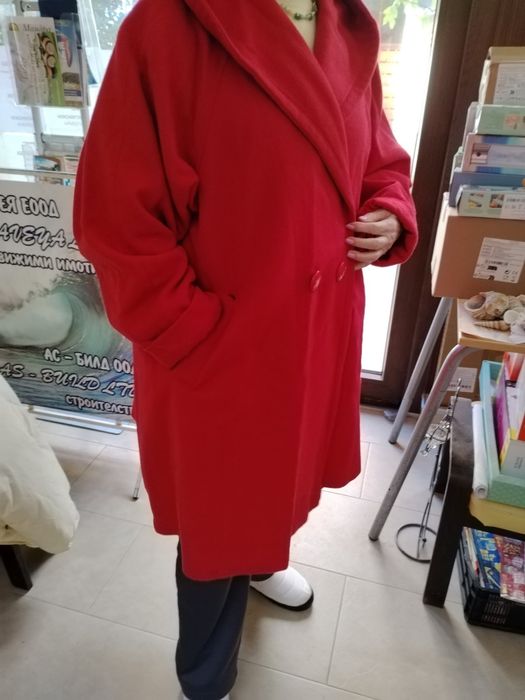 Продавам червено вълнено палто с качулка  размер XL