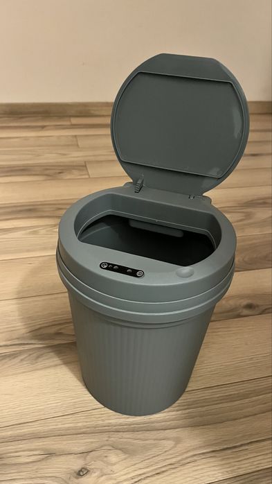 Cos de gunoi cu senzor . Nou
