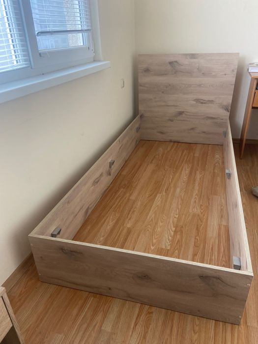 Продава две единични легла с шкафчета