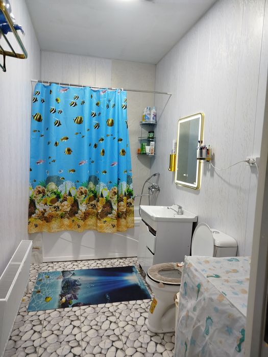 Hovli sotiladi. 6 sutx 6ta xonasi bor.