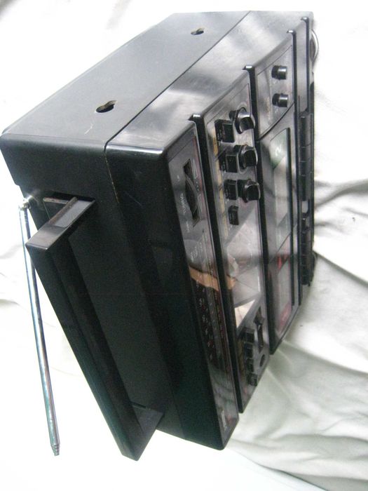 Кассетник магнитофон и радио - Рабочий Кассеты 2-ве и Радио Работает