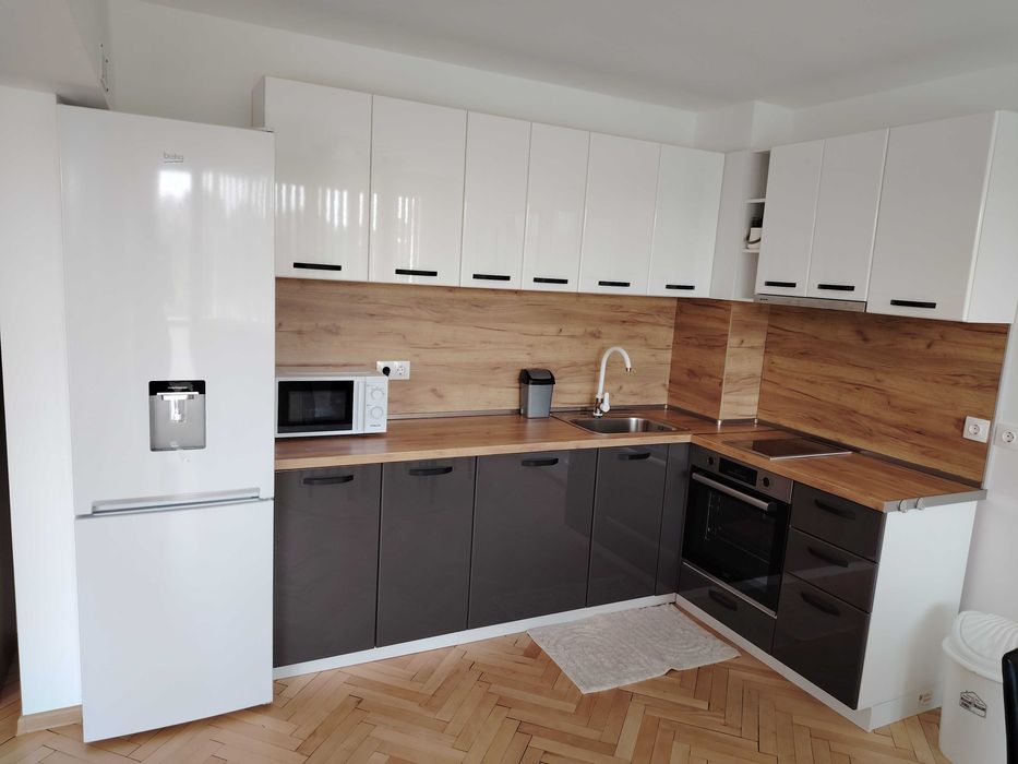 Дава под наем луксозен 3-стаен апартамент